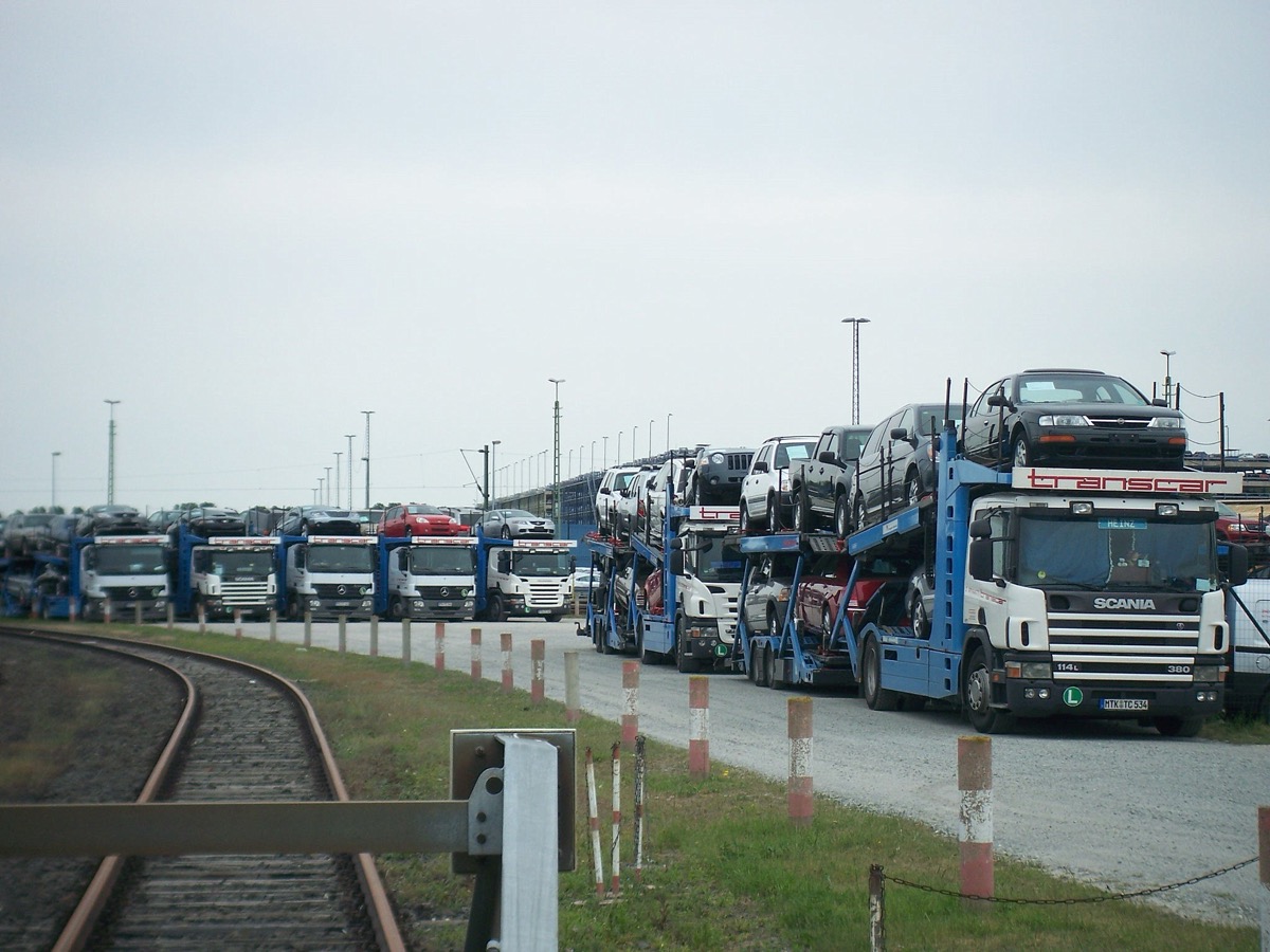 Multi-vehicle auto transport shipping multiple cars at once